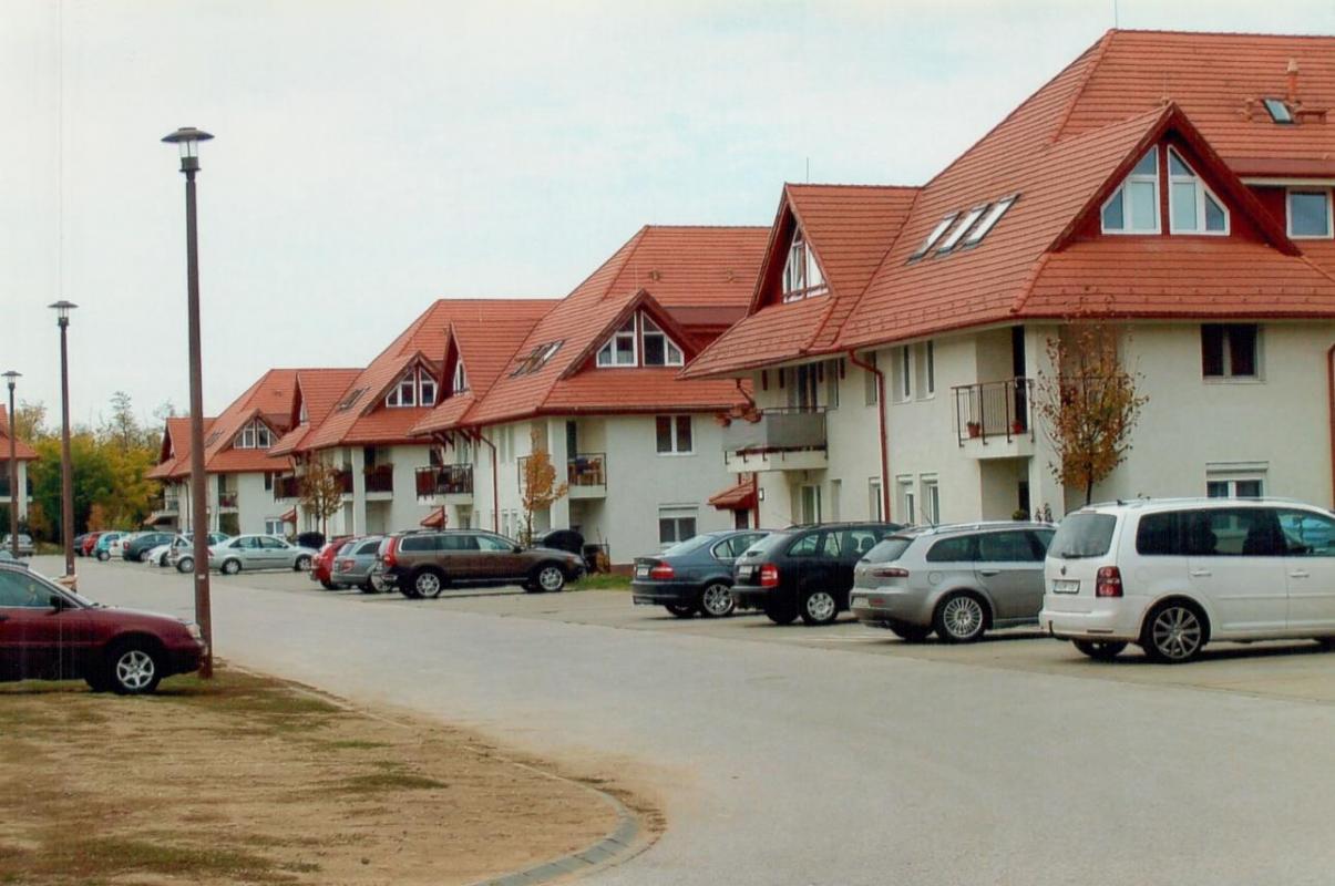 A row of geothermally heated flats built by Porció Ltd. in Veresegyház.