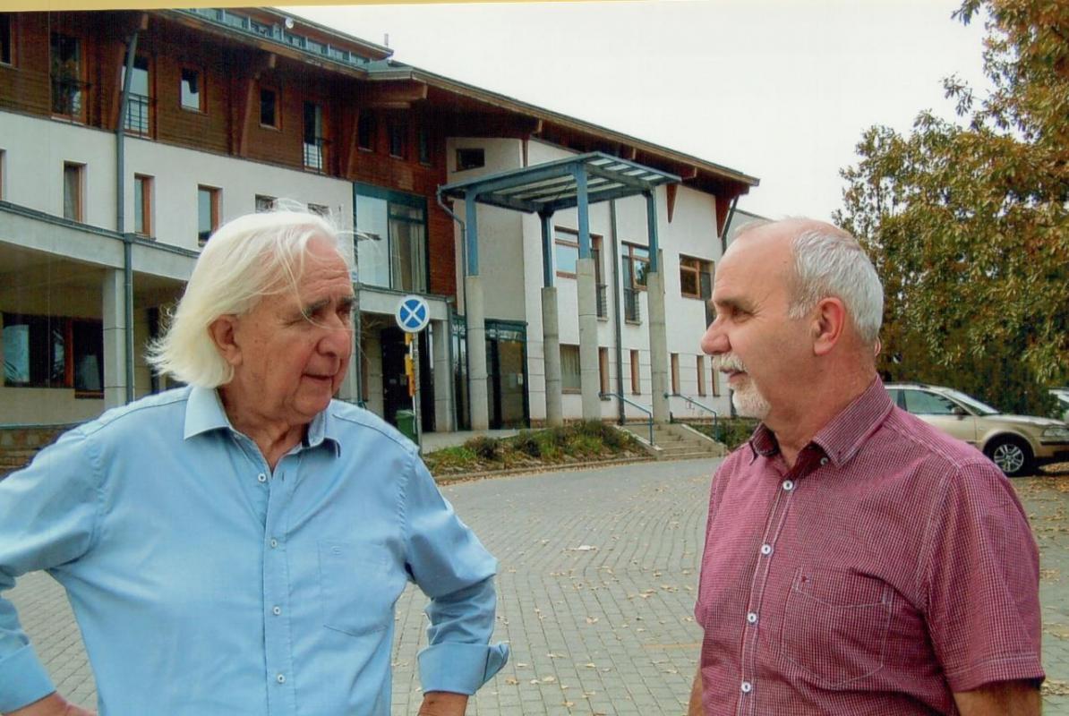 Bela Pásztor, photo left, talking with Gábor Szita in front of the city hospital.