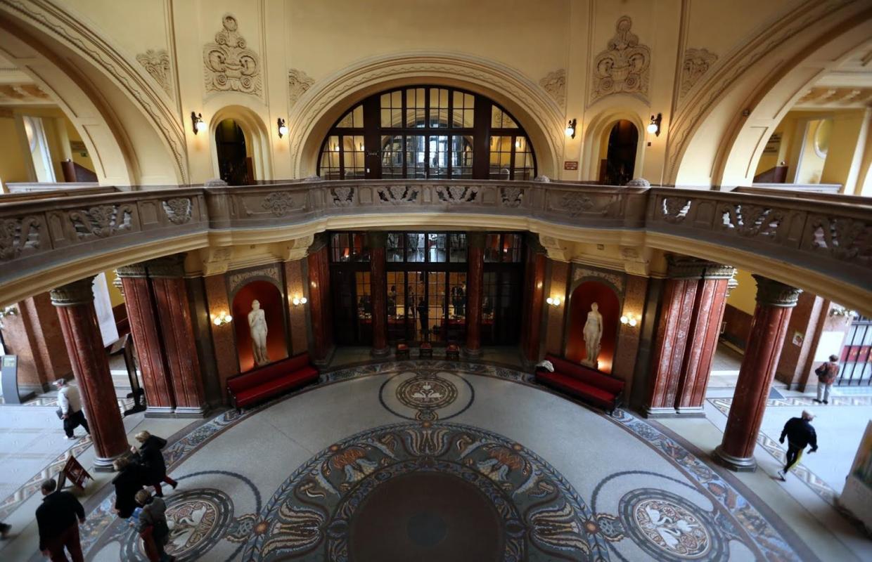 Entrance hall to the St. Gellért Baths.